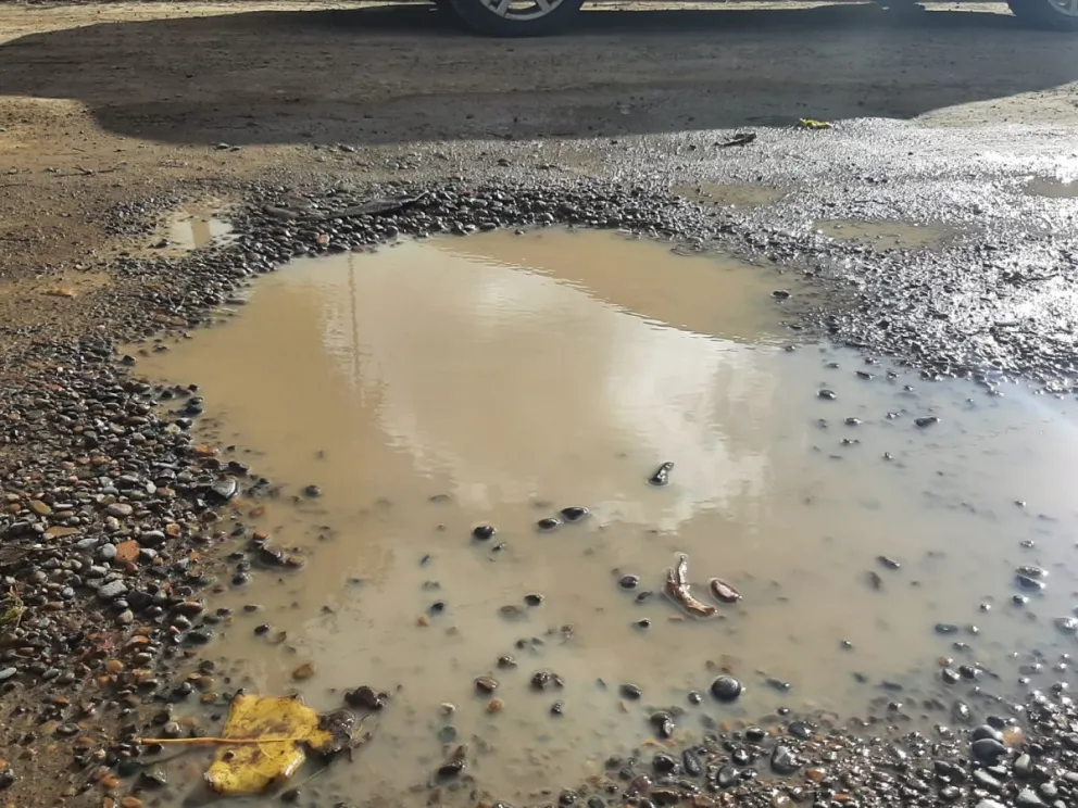 Barrio Jardín: hace más de una semana que tienen un caño de agua roto 