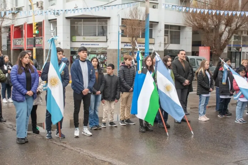 Día de la bandera: Bajo la lluvia rindieron homenaje al creador de la insignia nacional