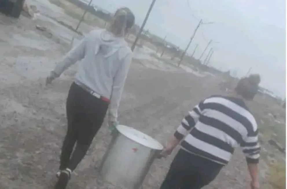Soraya, la joven que a diario camina más de 80 cuadras para ir y venir de su trabajo en un merendero