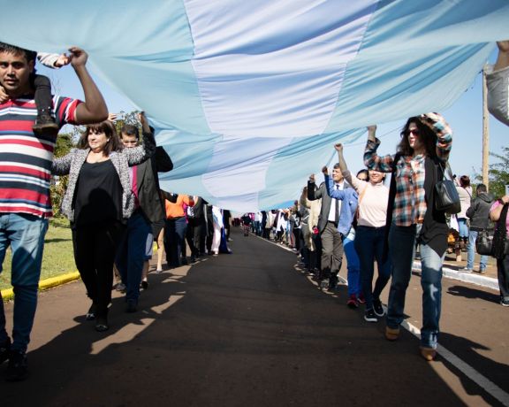 Eldorado: desplegaron la Bandera Argentina más larga de Misiones
