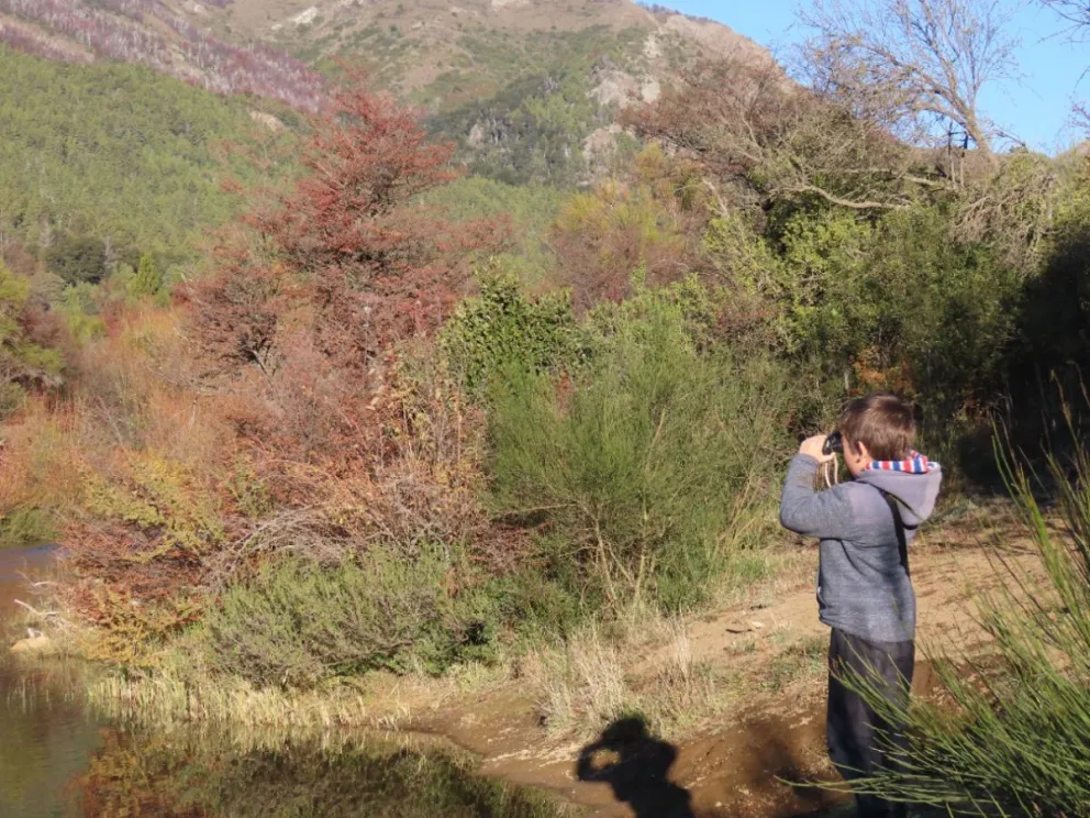 Eloi, un niño de siete años, es guía en salidas de observación de aves