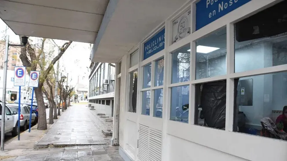 Domingo de furia: un hombre falleció y sus familiares destrozaron la guardia de la clínica 