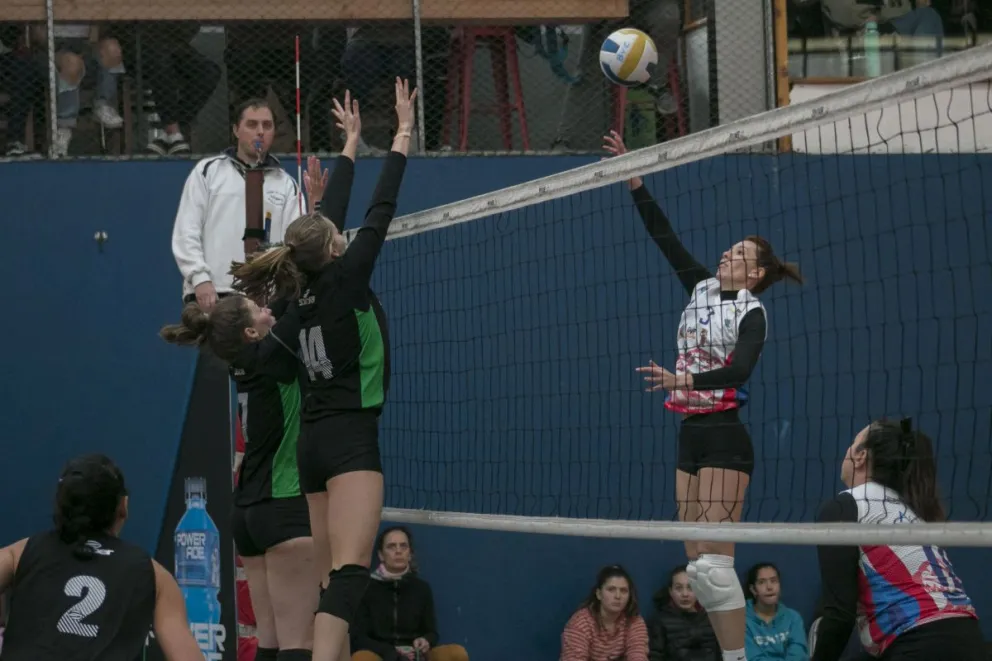 Intensa competencia en la Liga de Vóley Bariloche