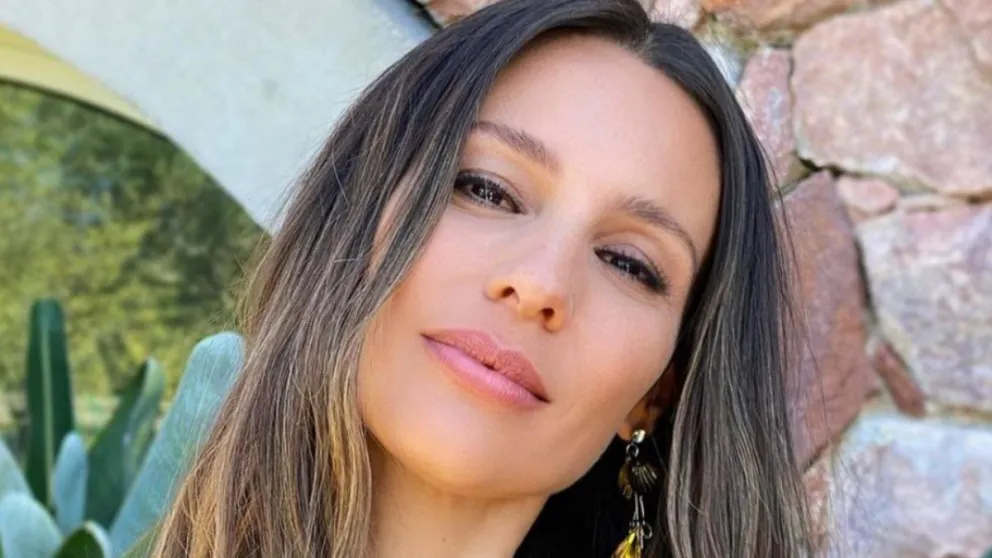 Pampita sube la temperatura con espectaculares posados desde la playa
