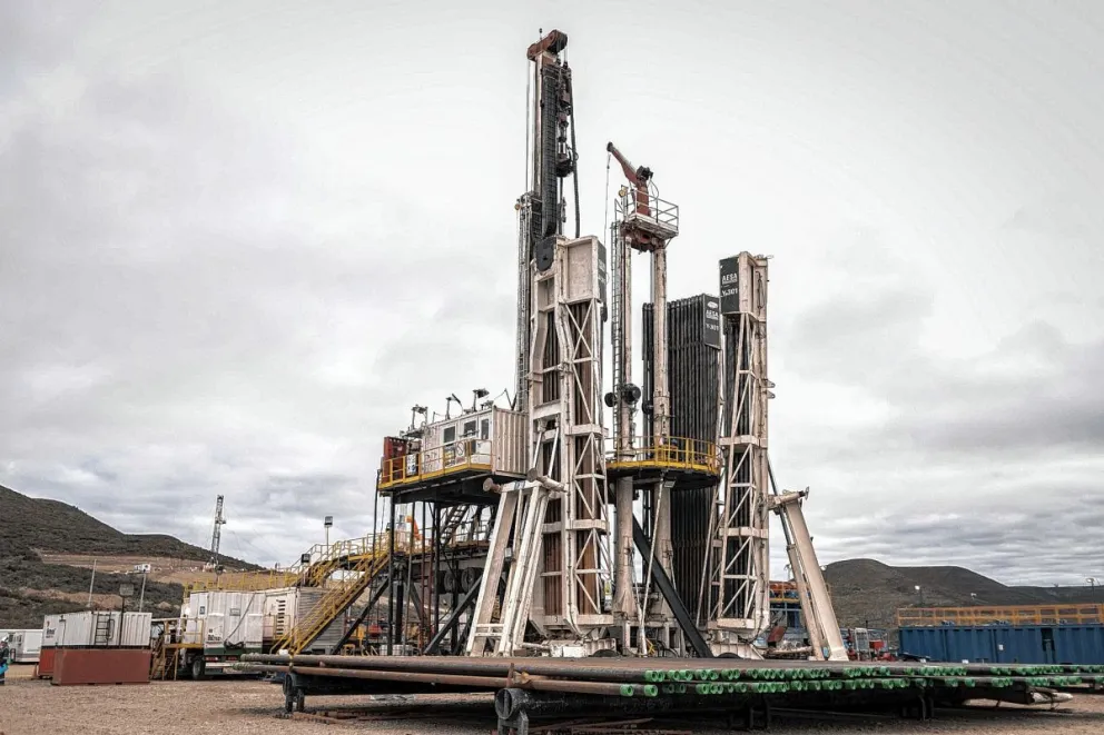 YPF sube un nuevo equipo de perforación en Chubut