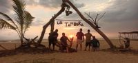 Jóvenes unen su talento para edificar paradores fotográficos en playas de Escuinapa