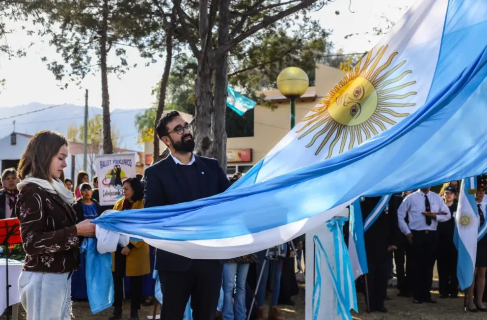 Alumnos de 4° sellan su compromiso con la bandera en el Club Casino