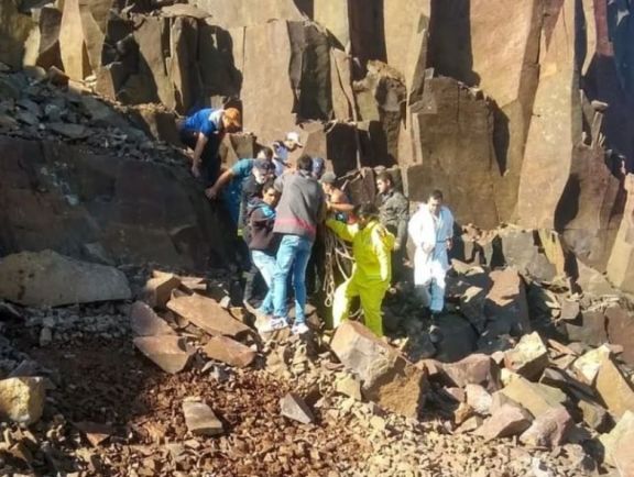 Bomberos voluntarios de Irigoyen rescataron a un hombre que quedó atrapado entre piedras 