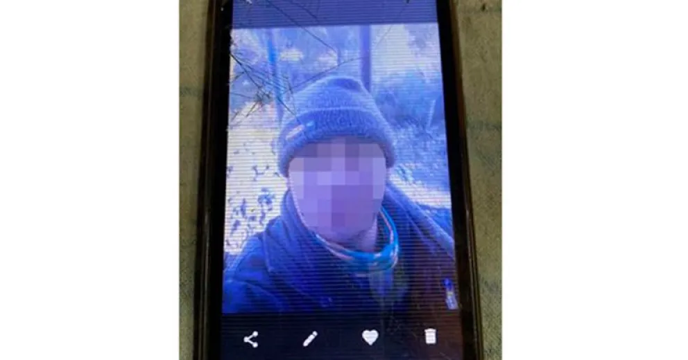 El Bolsón: entró a robar a un local, se olvidó el celular y un par de medias sucias