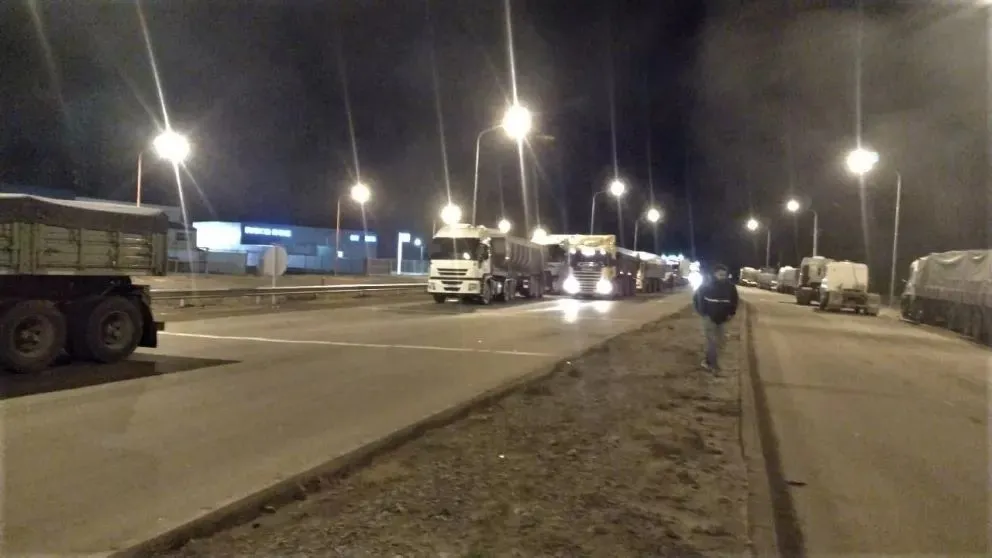 Transportistas reclaman en los puentes y bloquean el paso de camiones