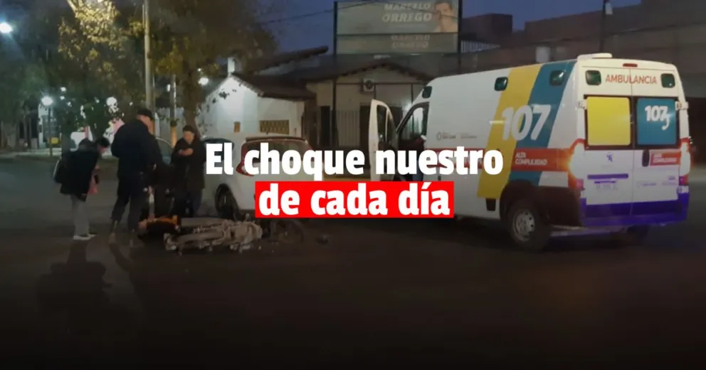 Un fuerte choque entre un auto y una moto en un transitado cruce