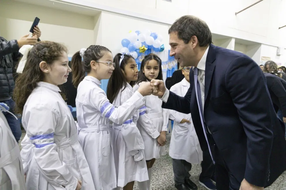 Luque acompañó a los alumnos de la Escuela 197 en su Promesa a la Bandera