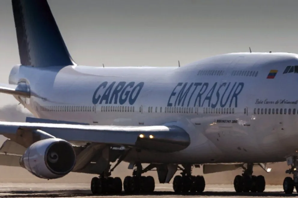 Un tribunal de Estados Unidos ordenó el decomiso del avión venezolano comprado a Irán y varado en Ezeiza