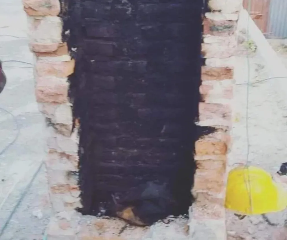 Quiso hacer la de Papá Noel pero no le salió: quedó atrapado en una chimenea