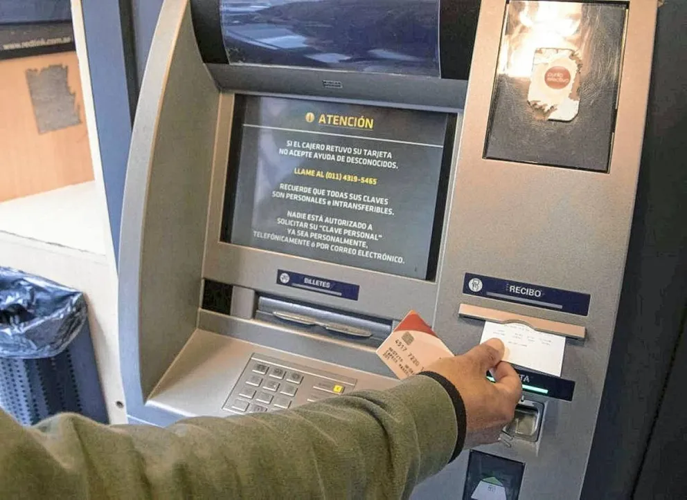Chile: le depositaron 200 mil dólares por error, renunció a su trabajo y ahora no pueden encontrarlo