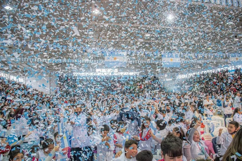 Fotogalería: reviví la emotiva ceremonia donde más de 800 alumnos prometieron Lealtad a la Bandera