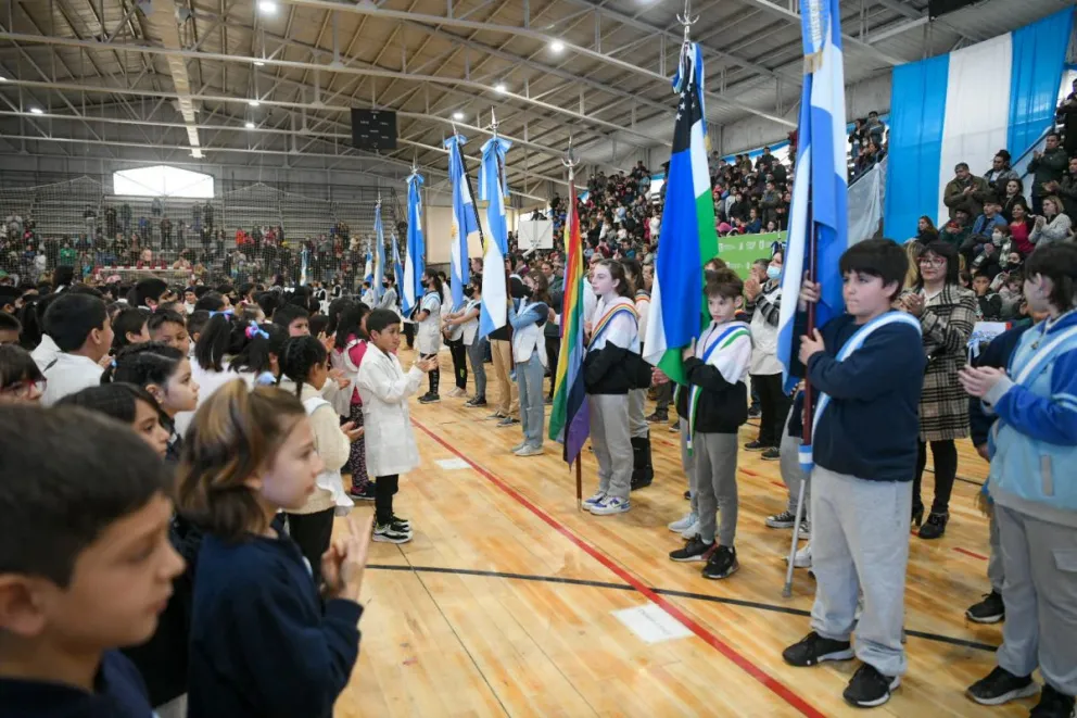 Más de 10.000 estudiantes realizan la Promesa a la Bandera en toda la ...