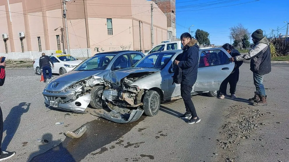 Fuerte colisión vehicular con una mujer golpeada en barrio San Cayetano