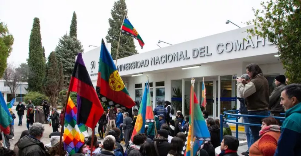 Mientras la UNCO izaba la bandera mapuche, denunciaron a la jueza que regalo las tierras del estado.