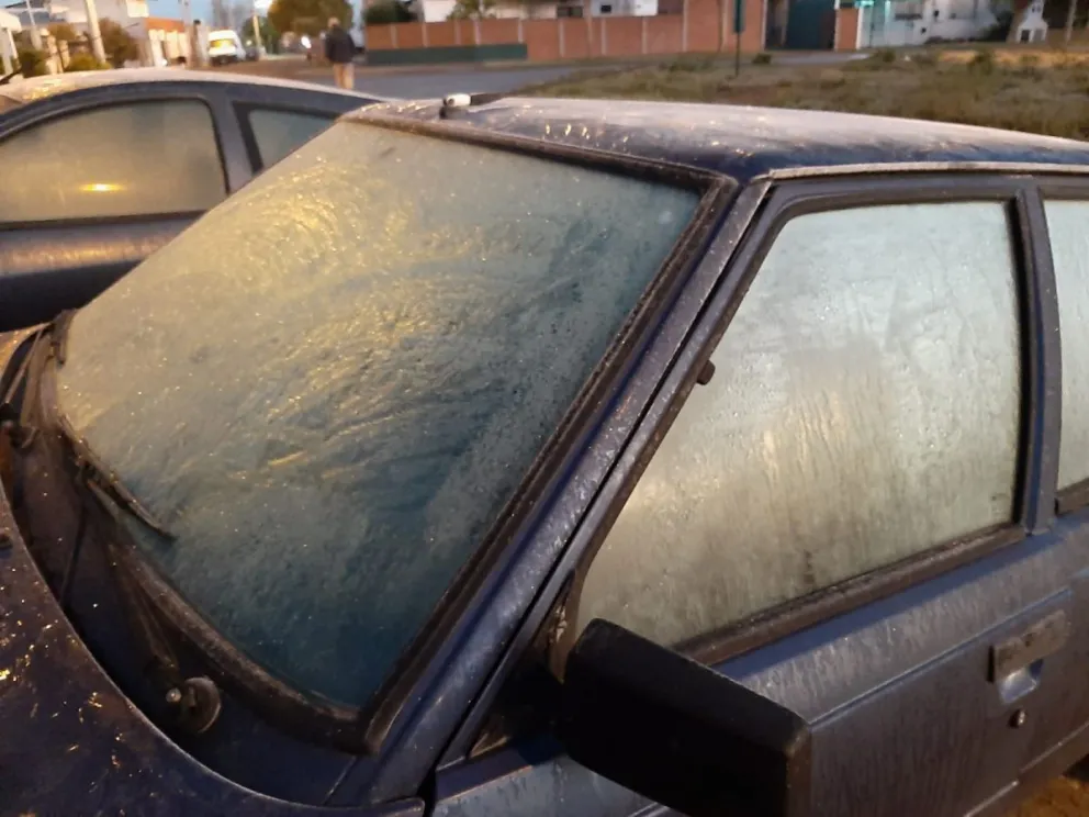 La Comarca amaneció escarchada: la imagen de vecinos lavando los parabrisas se multiplicó 