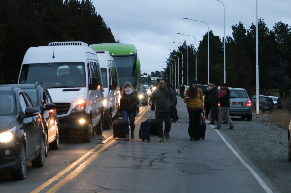 ATE bloquea el acceso al aeropuerto y los pasajeros deben llegar caminando 