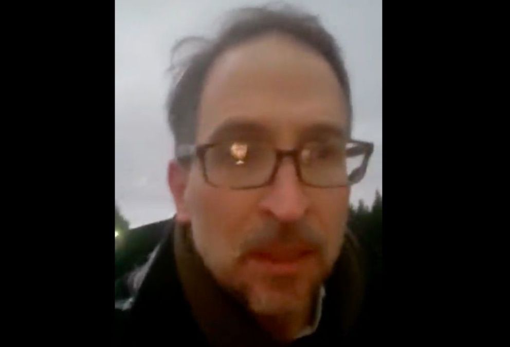 El diputado Domingo llegó caminando al Aeropuerto y expresó su indignación