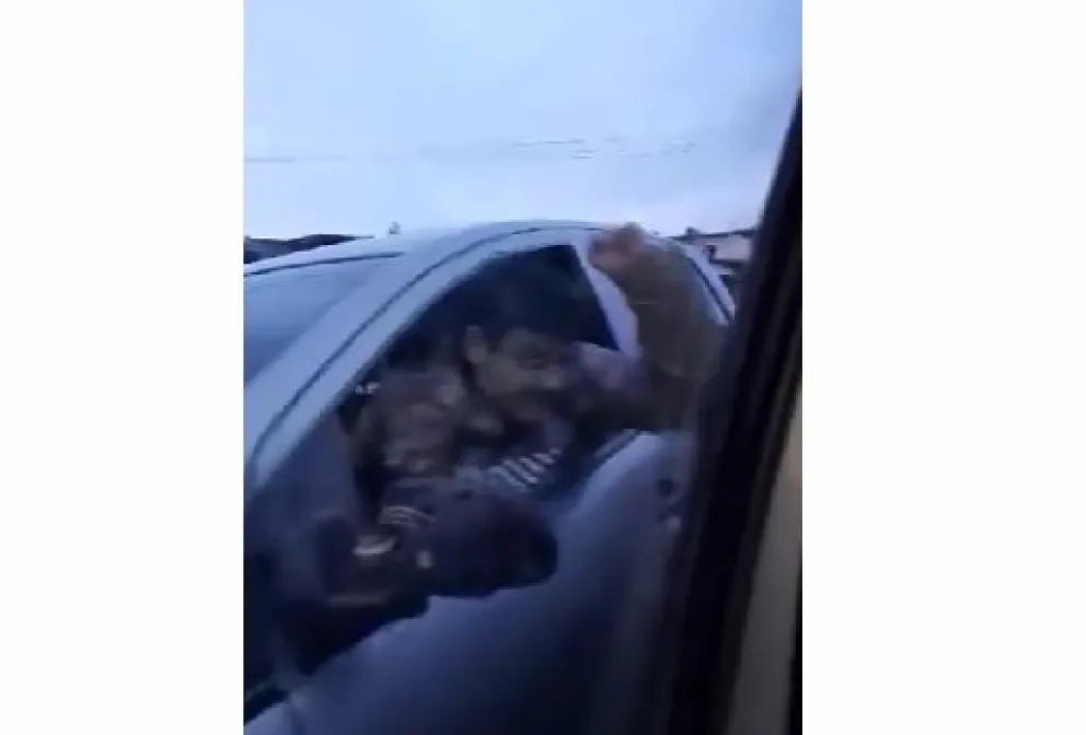 Conductor fuera de sí, siguió a otro vehículo dando golpes de puño