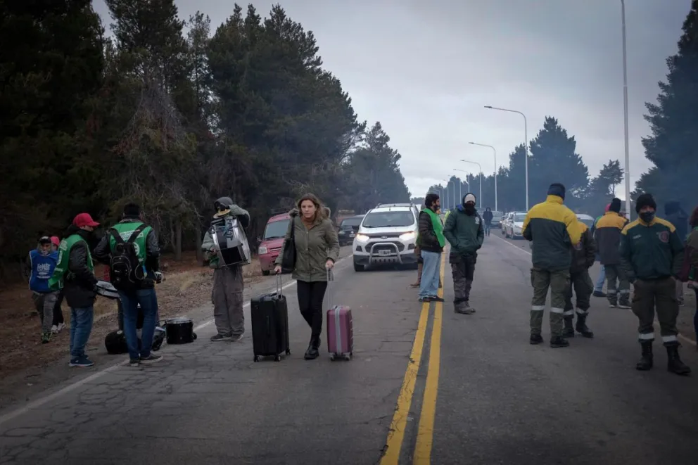 Continúa el reclamo, pero levantaron el corte de ruta en el aeropuerto