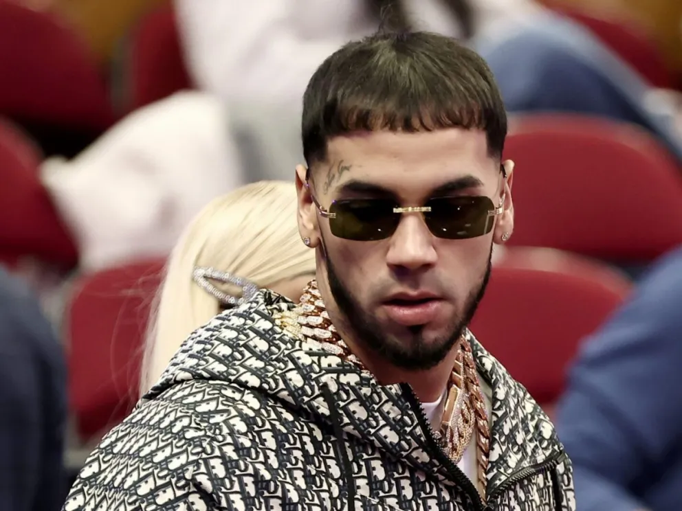 Mirá el momento en que Anuel AA insulta en pleno concierto a una fan con peluca azul
