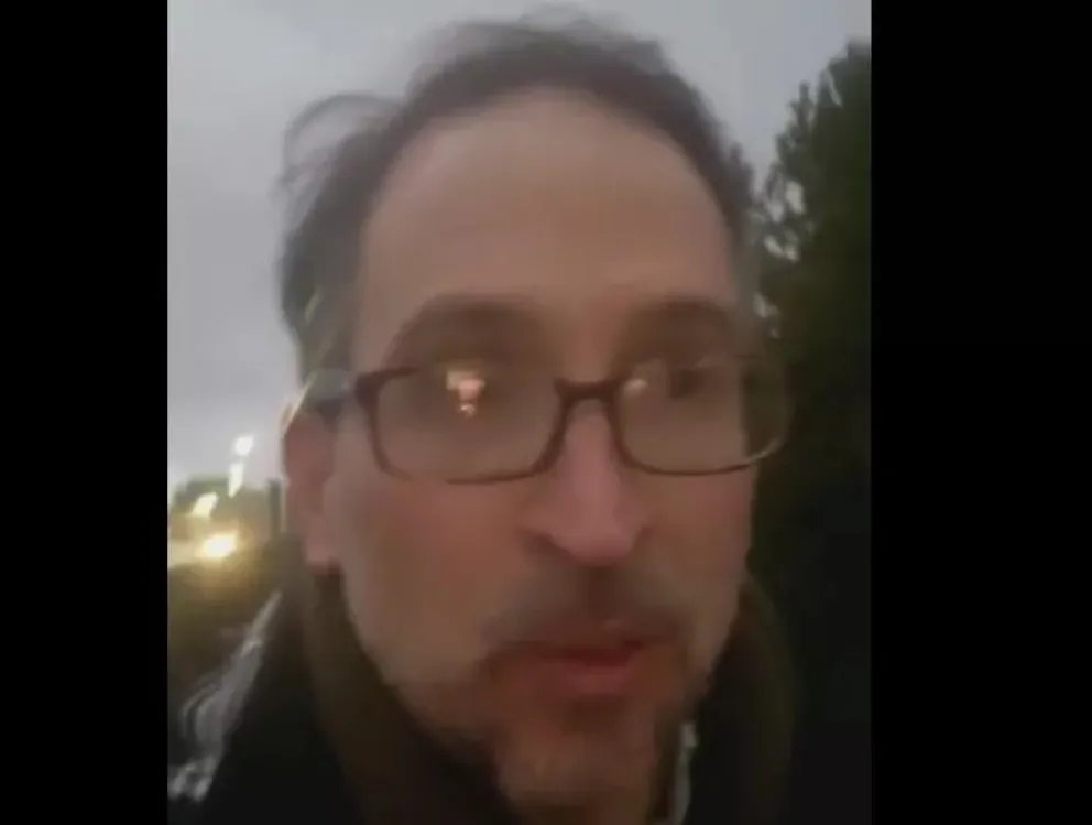 El diputado Domingo llegó al Aeropuerto de Bariloche a pie por la protesta de ATE