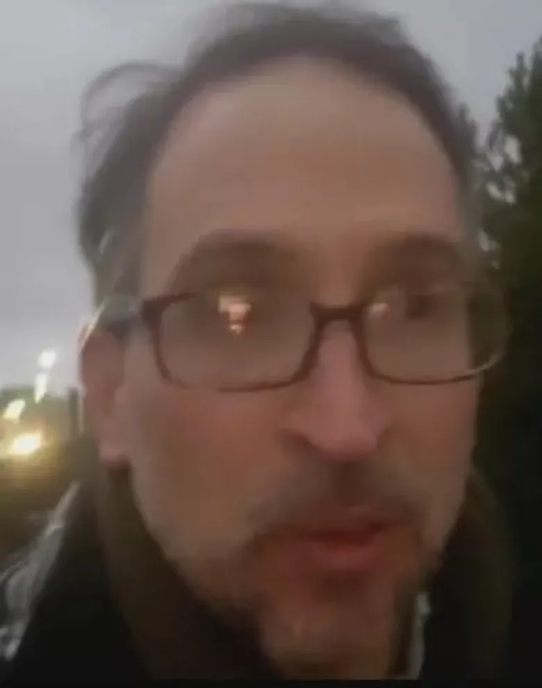 Agustín Domingo llegó al aeropuerto caminando debido al corte de ruta de ATE