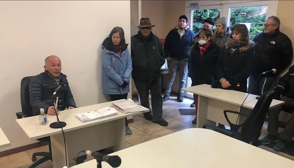 Tras la liberación de los cuatro sospechosos, vecinos plantearon su enojo al fiscal De Lillo