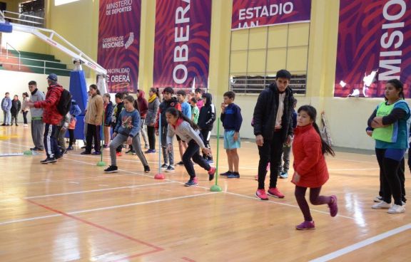 El primer encuentro de atletismo recreativo convocó a más de 100 chicos en Oberá