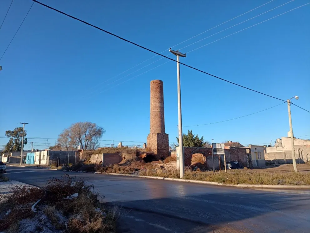 La chimenea de Villa Mazzini: la historia de la primera fábrica de materiales en la Comarca