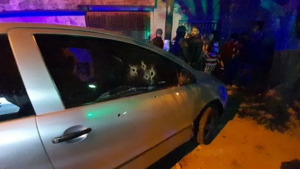 Reventaron a tiros a una pareja dentro de su auto 