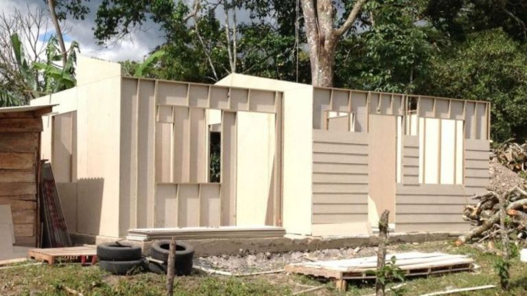 Una jubilada se encadenó a una constructora de Roca para exigir su casa