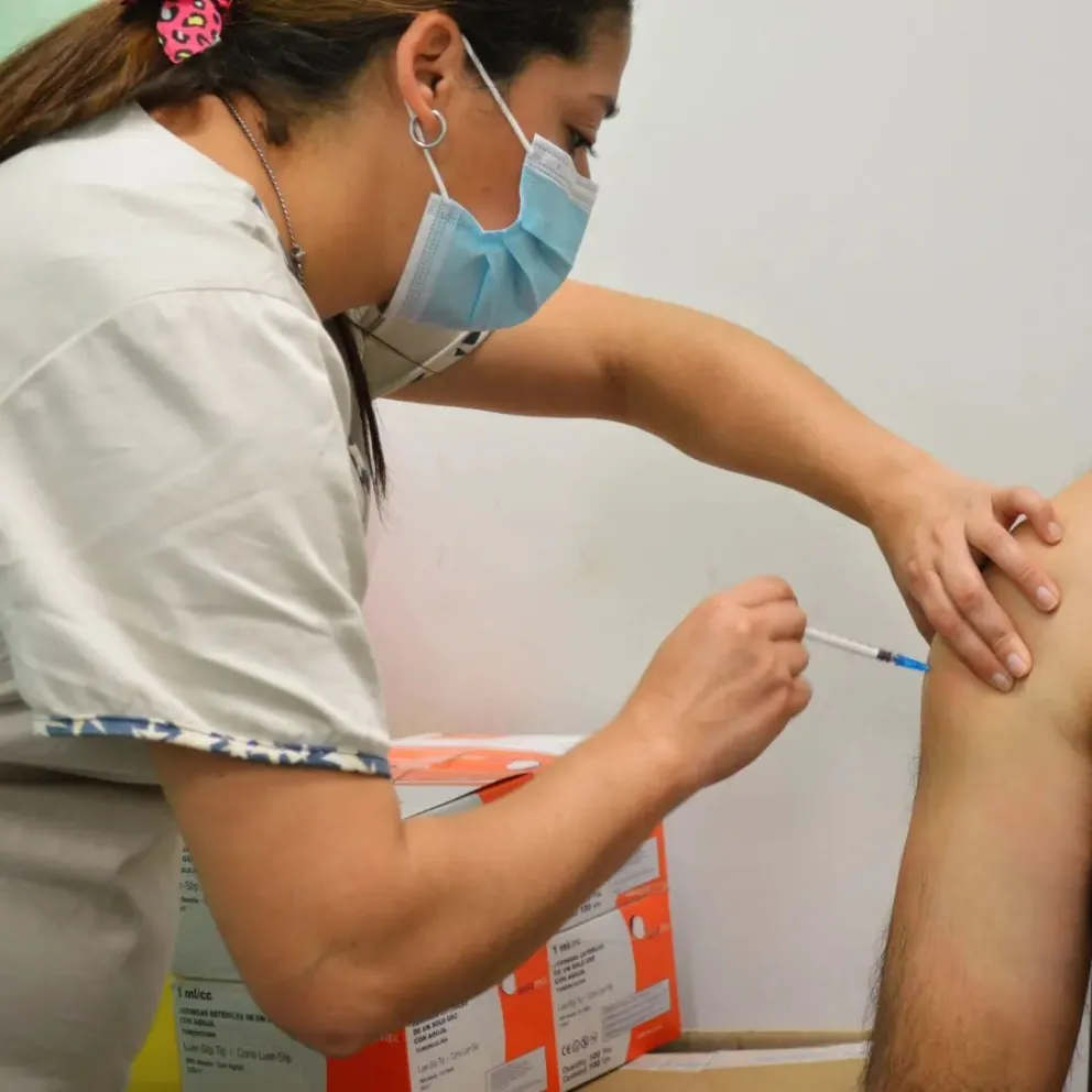 Aplican dosis de refuerzo contra el Coronavirus