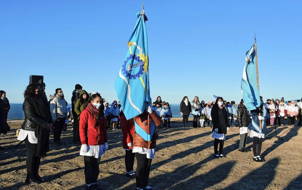 Alumnos de la Escuela 155 prometieron lealtad a la bandera en el mirador del Cerro Chenque