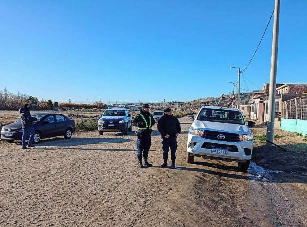 Una docena de policías acompañaron cuadrilla de la SCPL para desconectar conexiones clandestinas de electricidad