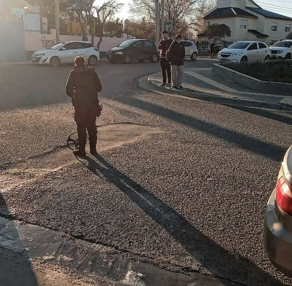 Auto le tocó su bastón de apoyo, perdió el equilibrio, cayó y se lesionó un hombro