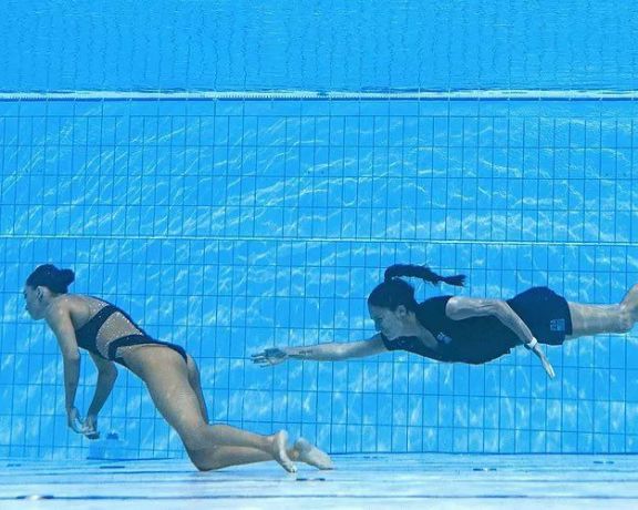 Dramático rescate de una nadadora: se desmayó y su entrenadora saltó al agua para salvarla