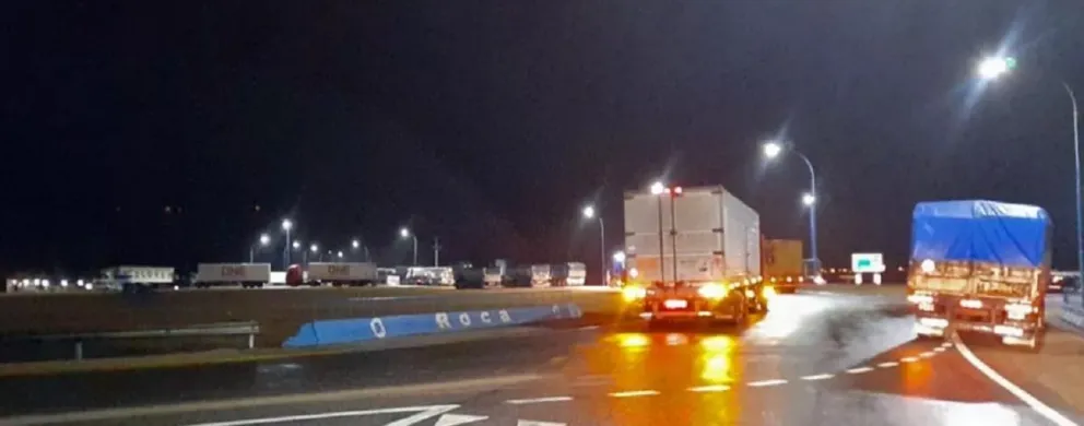Transportistas ya están instalados con bloqueos en Roca y Chichinales