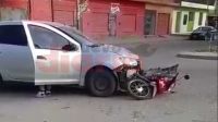 Fuerte choque entre auto y moto en Formosa y Aguirre: se registraron importantes daños materiales