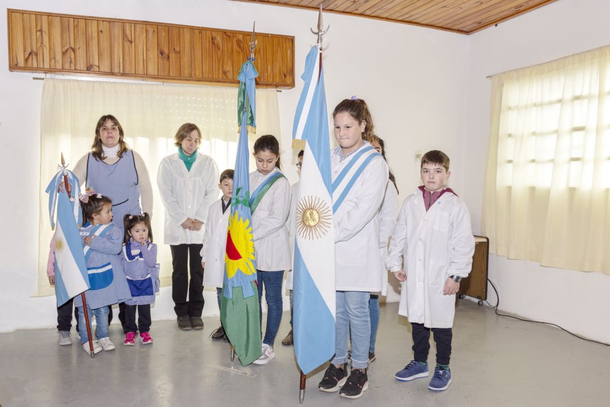 Emotivo acto por los cien años que cumplió la Escuela N° 14 de El Divisorio