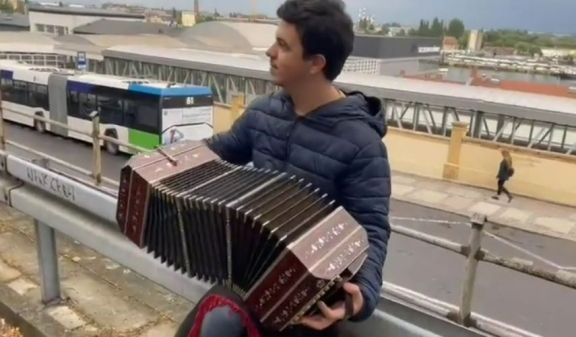 Emotiva interpretación del bandoneonista Joaquín Benítez en las calles de Polonia