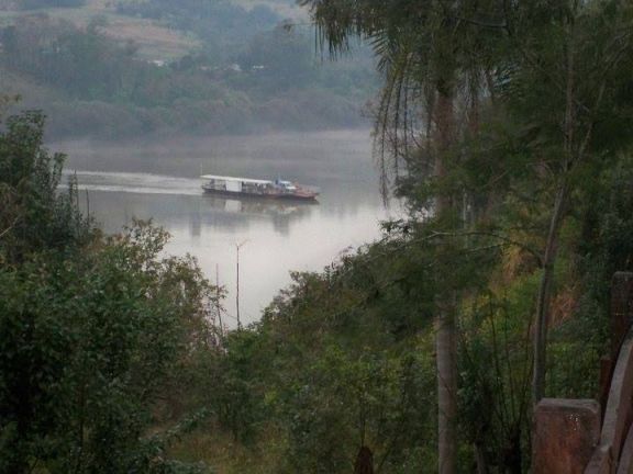 El servicio de balsa en El Soberbio está suspendido, por la crecida del río