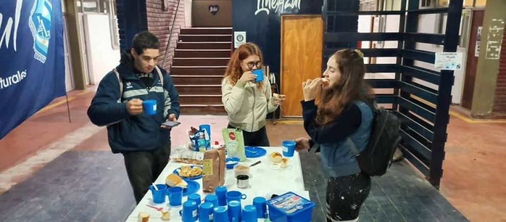 Estudiantes de la Facultad de Recursos Naturales reciben desayunos y meriendas