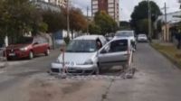Consecuencia del terrible estado de las calles: auto terminó dentro de un bache 