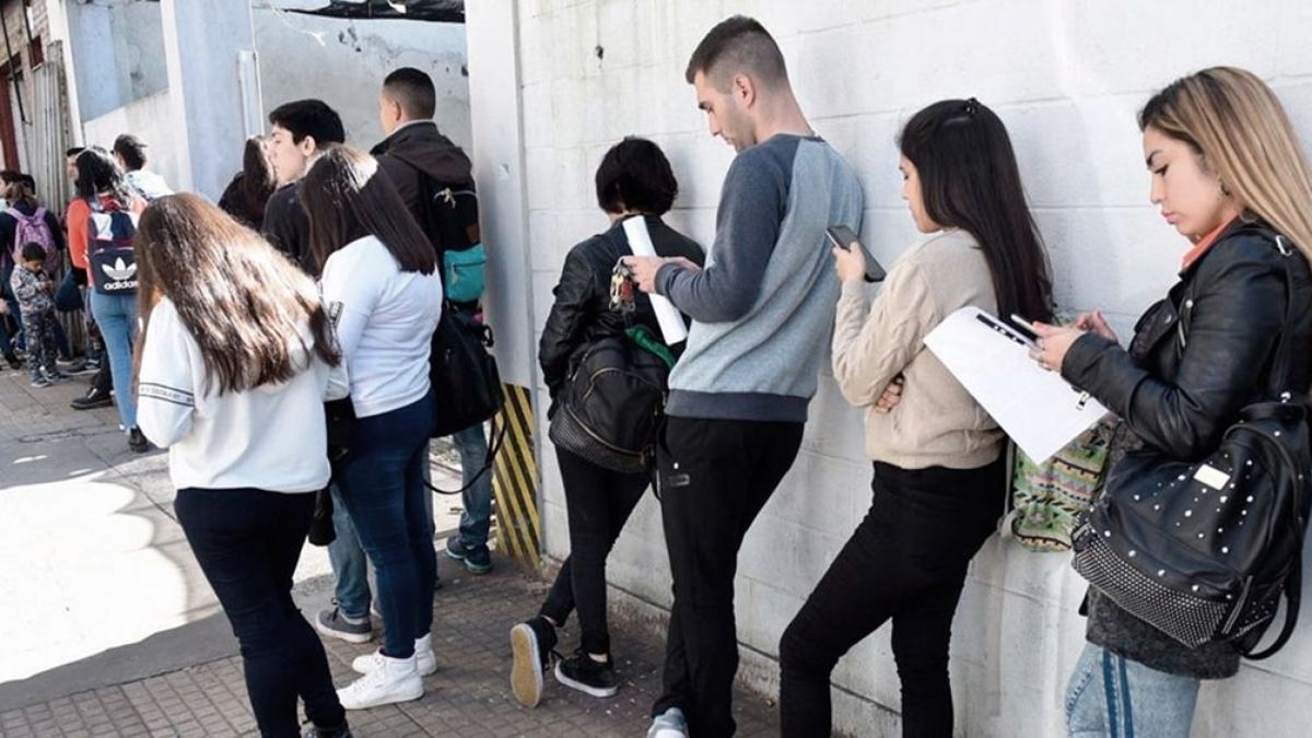 La tasa de desocupación bajó al 7% en el primer trimestre del año