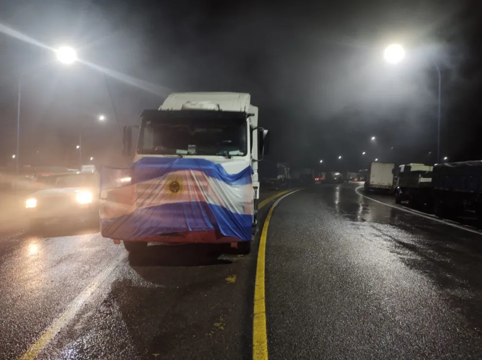 En imágenes: camioneros mantuvieron los cortes durante la noche y sostendrán las medidas por tiempo indeterminado 